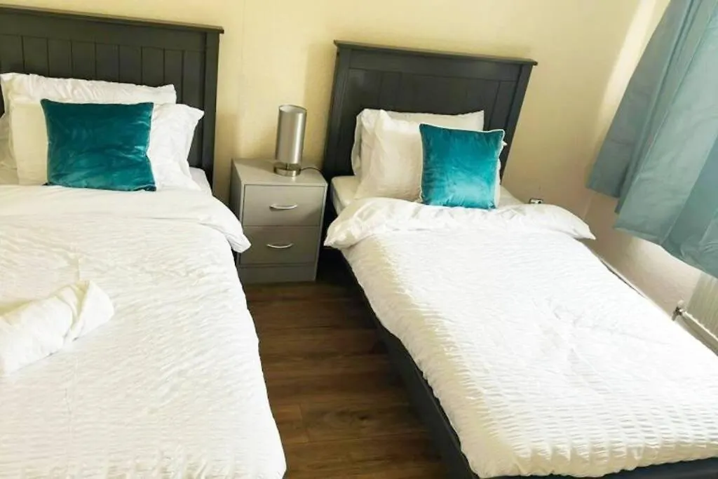 Apartment Lovely 3 Bed With Free Parking-Families, Professionals And Contractors Welcome Luton  United Kingdom