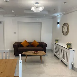  Apartment Newly Refurbished - Affordable Four Bedroom Semi-detached House Near Luton Airport And Luton Hospital